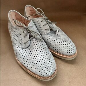Johnston and Murphy Fiona Perforated Silver Leather Oxfords. Size 10
